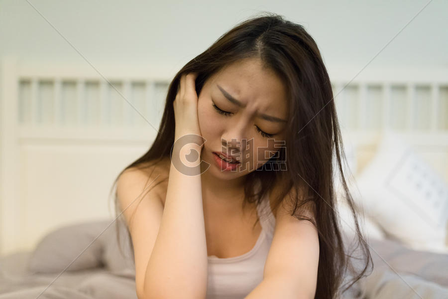蛀牙牙痛坐在床上的女生图片素材免费下载