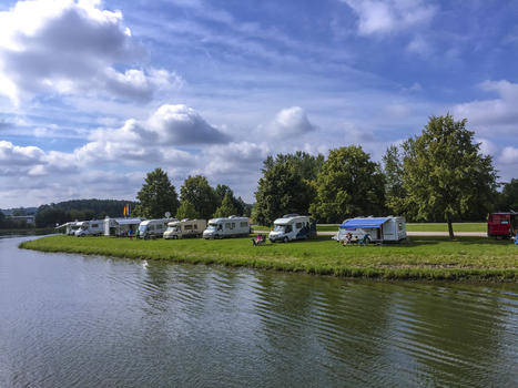 欧洲河岸上的休闲度假房车图片素材免费下载