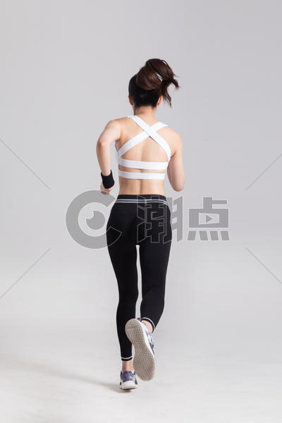 奔跑跑步的运动女性背影图片素材免费下载