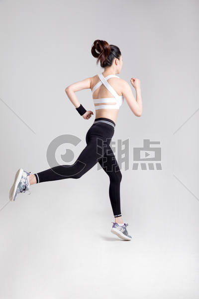 奔跑跑步的运动女性背影图片素材免费下载