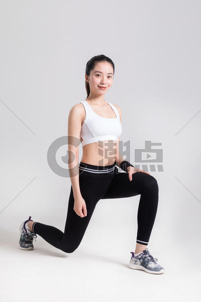 年轻女性健身力量型动作棚拍图片素材免费下载