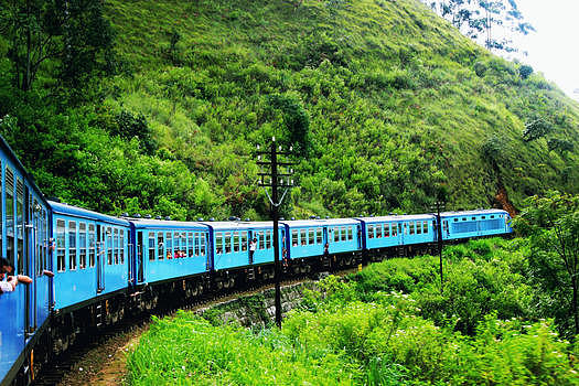 行驶在斯里兰卡高山茶园的火车图片素材免费下载