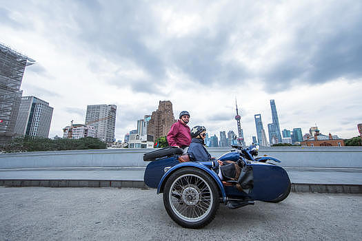 人车生活老外骑车逛上海图片素材免费下载
