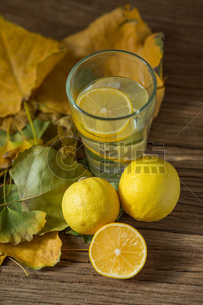 秋天的落叶和柠檬图片素材免费下载