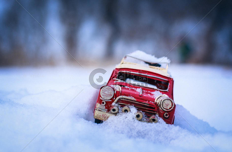 冬天雪中红色的玩具车图片素材免费下载