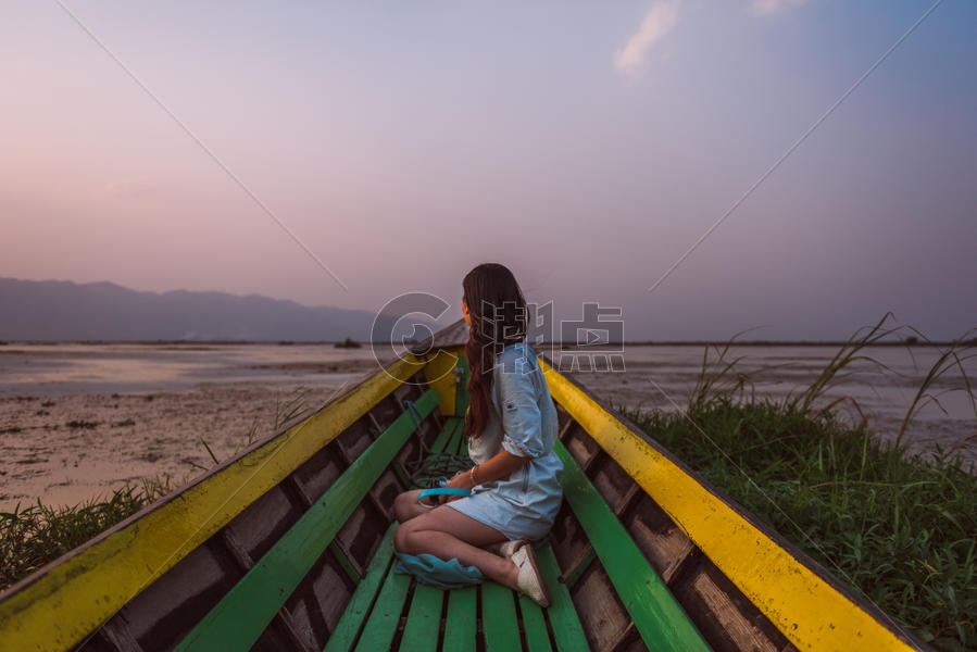 湖面上欣赏日落的美丽女孩图片素材免费下载
