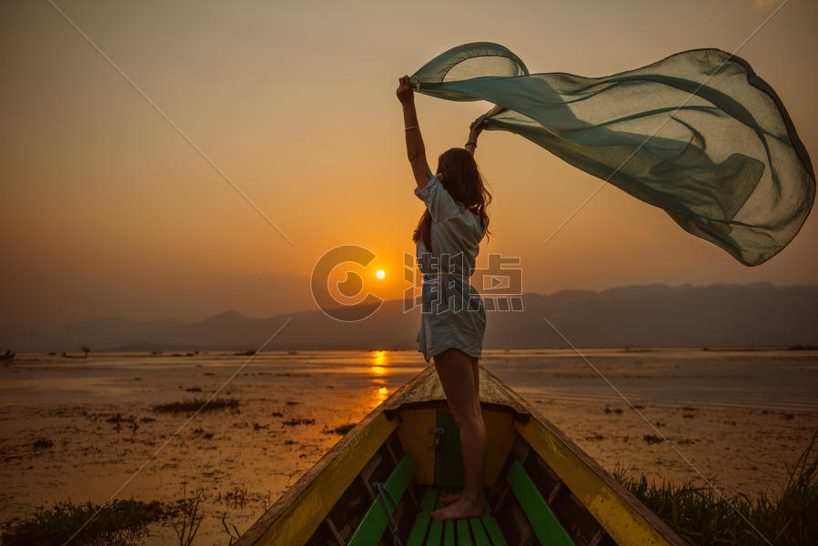 湖面上欣赏日落的美丽女孩图片素材免费下载