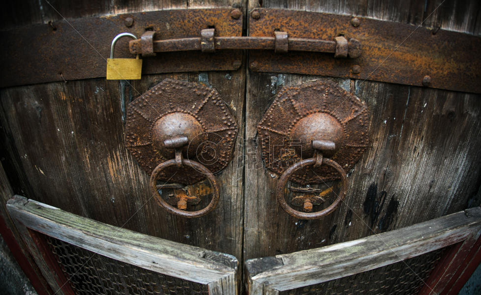 传统老建筑的门环图片素材免费下载