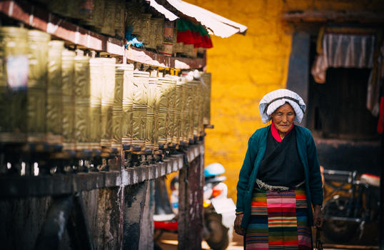西藏老婆婆图片素材免费下载
