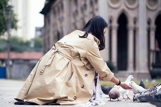 武汉古德寺喂鸽子的少女图片素材免费下载