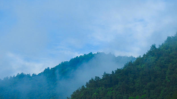 高山云雾和蓝天图片素材免费下载