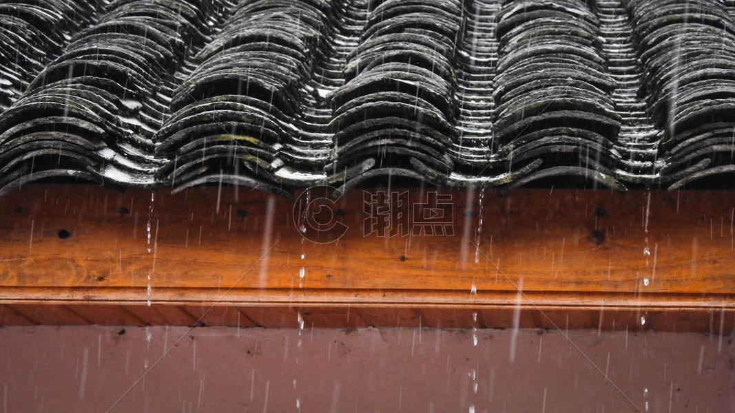 雨天的中式古建筑屋檐瓦片图片素材免费下载
