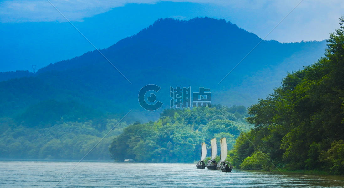 高山河流和小船图片素材免费下载