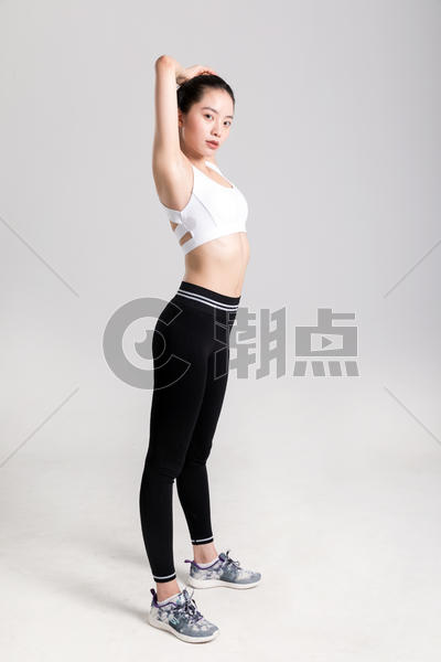 健身运动女性背部手臂拉伸动作图片素材免费下载