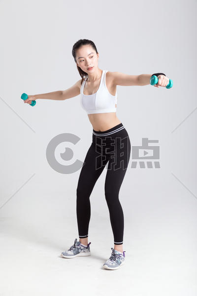 年轻女性健身哑铃侧平举动作图片素材免费下载
