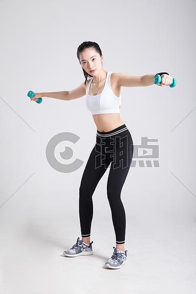 年轻女性健身哑铃侧平举动作摄影图4480*6720图片素材免费下载-编号719892-潮点视频