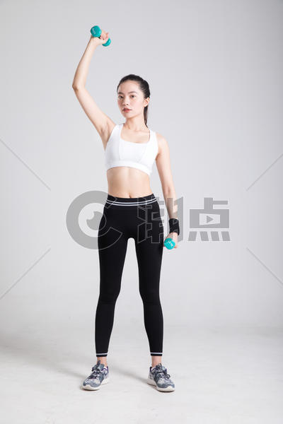 运动女性单手高低举哑铃动作图片素材免费下载