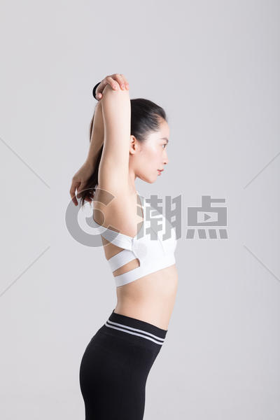 健身运动女性背部手臂拉伸动作图片素材免费下载