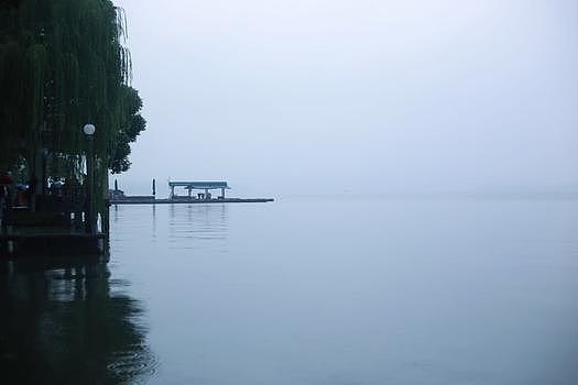 烟雨朦胧的江南湖面小船摇曳图片素材免费下载