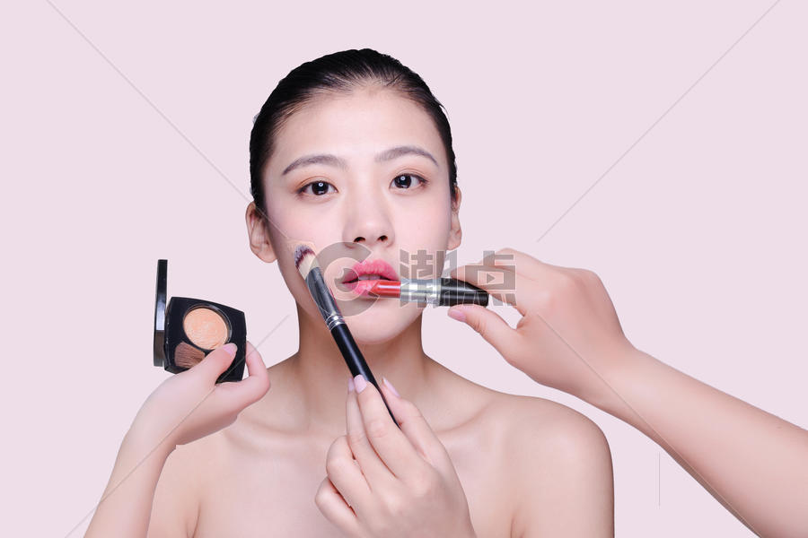 化妆的美女图片素材免费下载