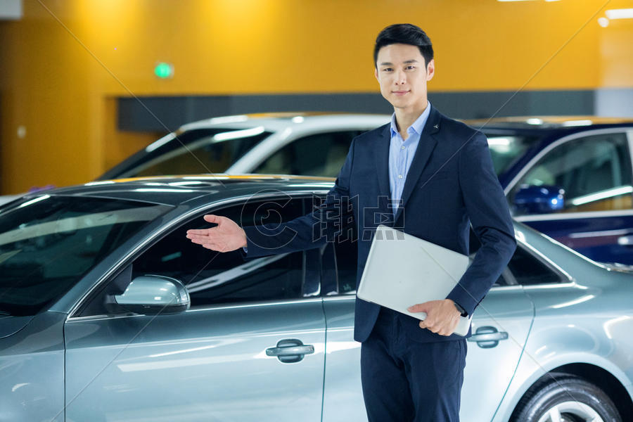 汽车销售服务人员介绍汽车图片素材免费下载