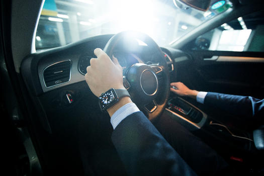 商务人士驾驶试驾汽车握方向盘图片素材免费下载