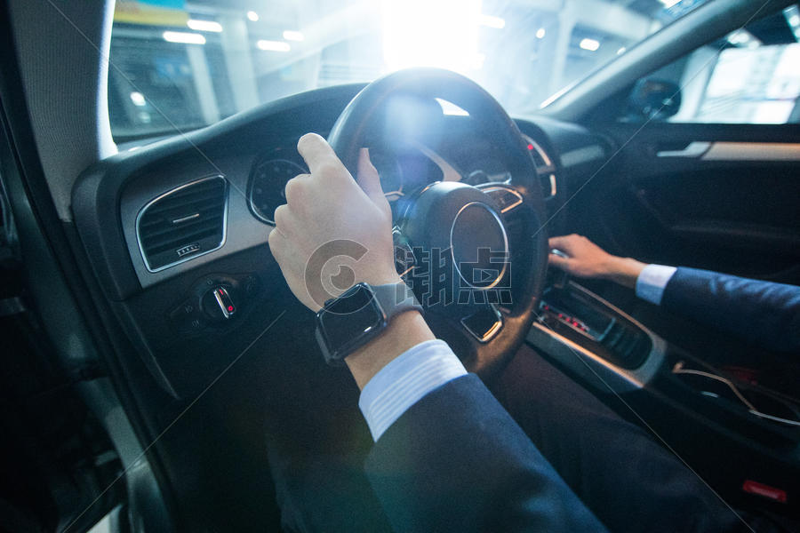 商务人士驾驶试驾汽车握方向盘 图片素材免费下载