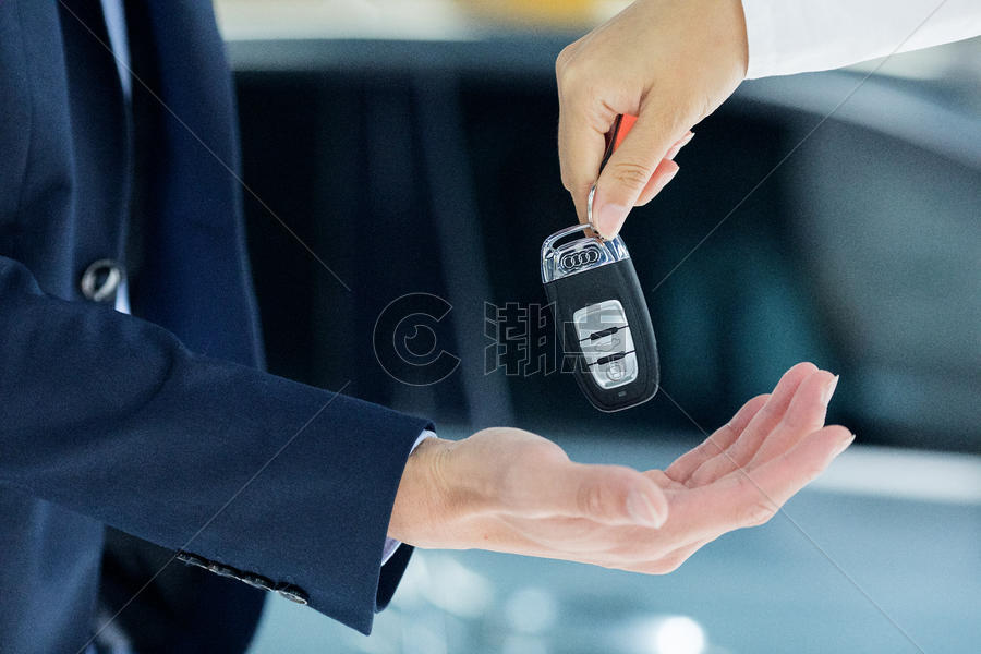 汽车销售成功交付钥匙图片素材免费下载