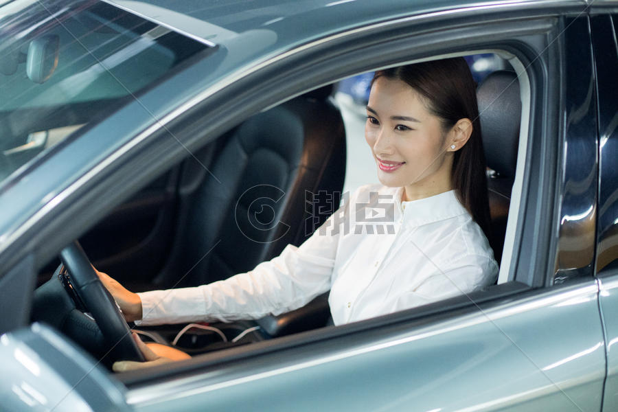 商务人士驾驶试驾汽车握方向盘 图片素材免费下载