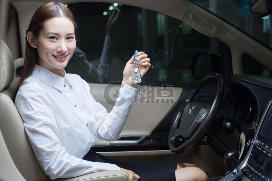 商务女士驾驶着商务车图片素材免费下载