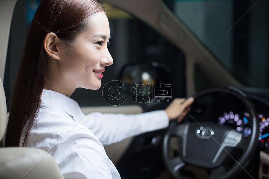 商务女士驾驶着商务车图片素材免费下载