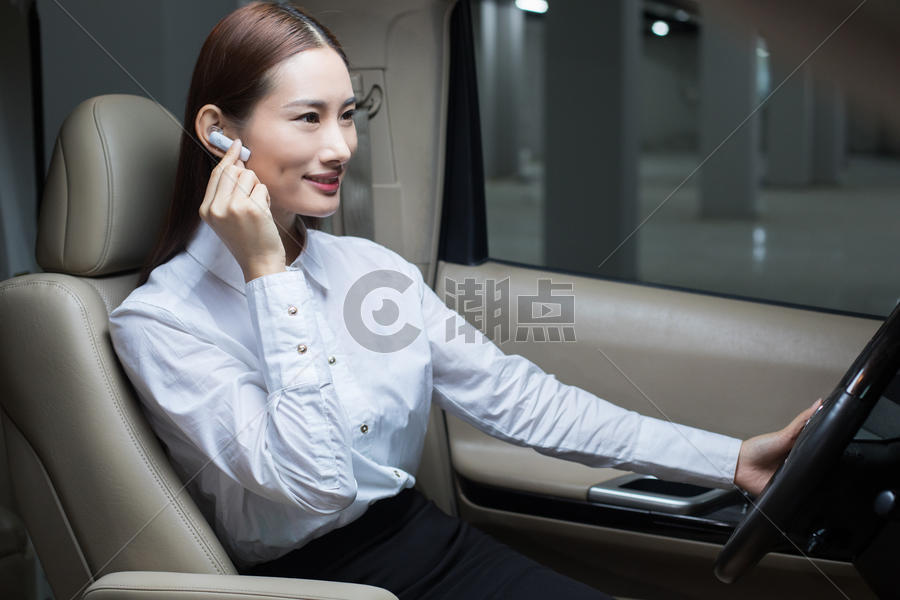 商务女士在商务车内使用蓝牙耳机图片素材免费下载