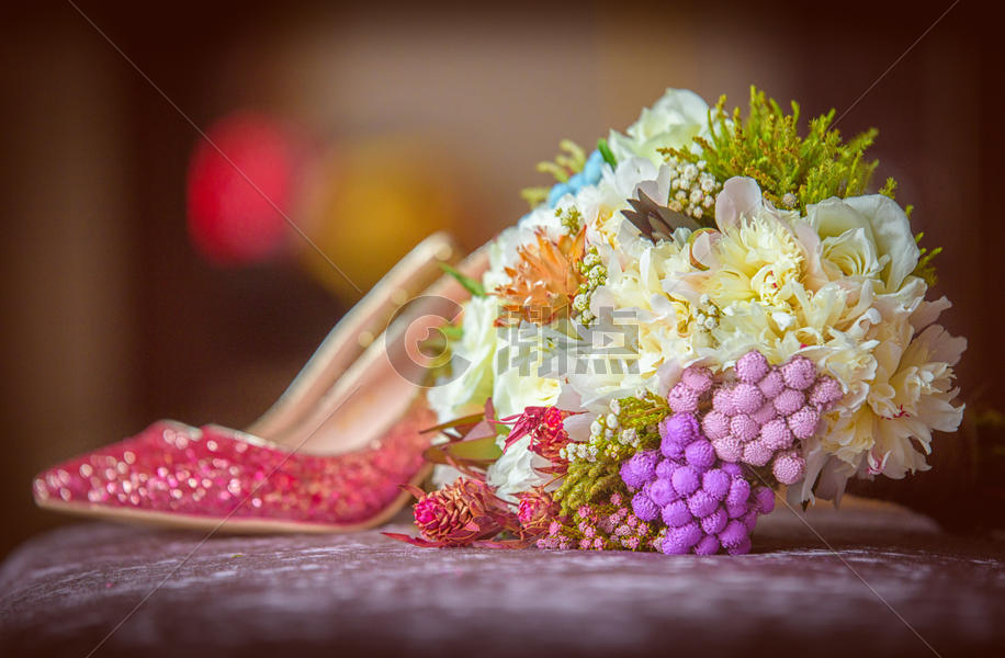 婚礼上鲜花与婚鞋图片素材免费下载