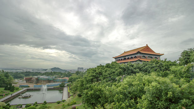 绿树环绕的中国古建筑图片素材免费下载