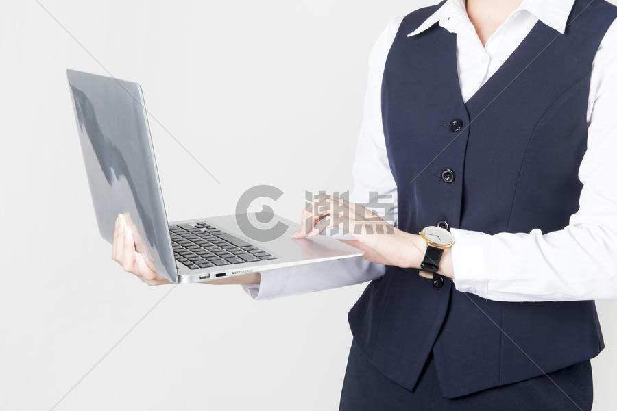 电脑办公的商务女性手部特写图片素材免费下载