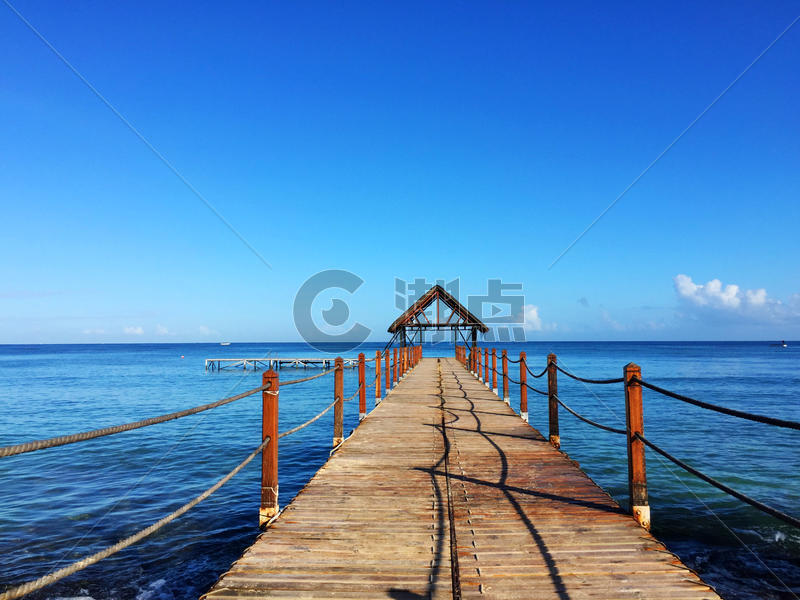 毛里求斯碧蓝海水上的木头栈桥图片素材免费下载