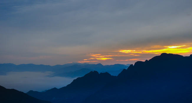 傍晚夕阳下的山脉和云雾图片素材免费下载