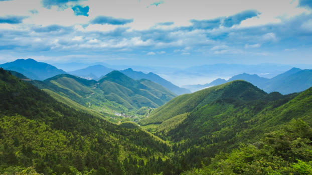 蓝天白云下的绿色山脉图片素材免费下载