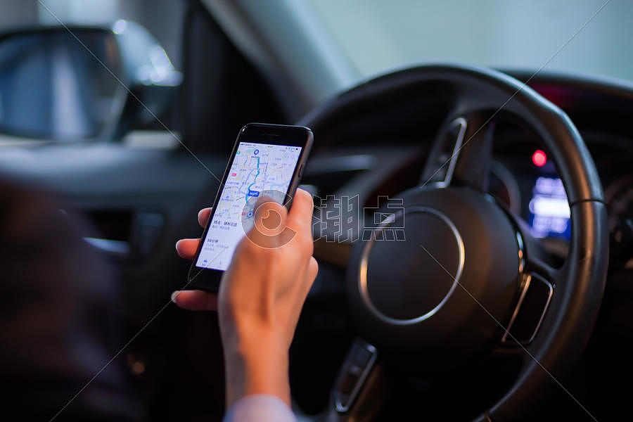 驾驶汽车手机导航图片素材免费下载