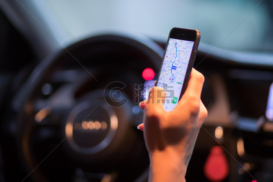 驾驶汽车手机导航图片素材免费下载