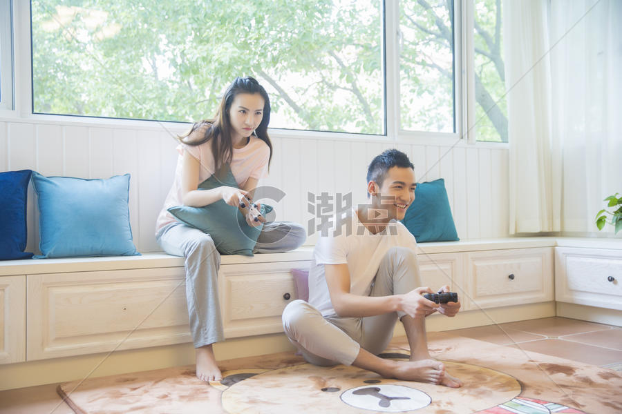 年轻情侣在客厅打游戏图片素材免费下载