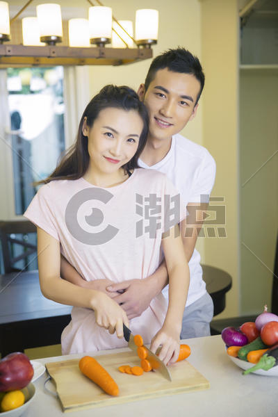 年轻夫妇在厨房切菜图片素材免费下载