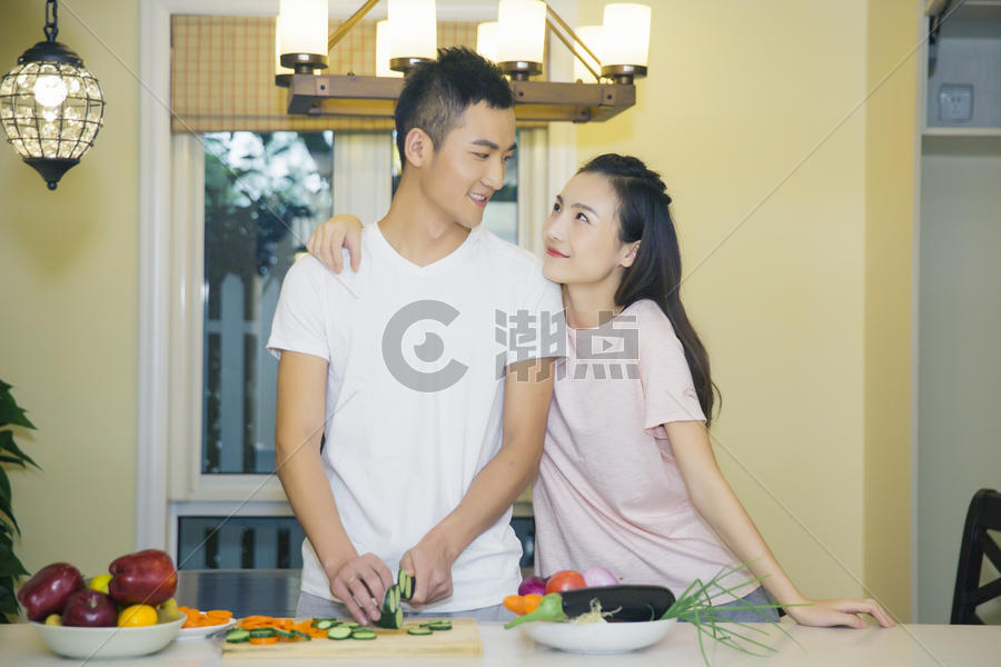 年轻夫妇在厨房切菜图片素材免费下载