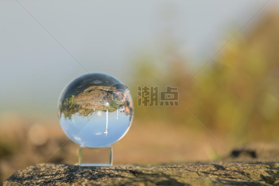 水晶球中的风景图片素材免费下载