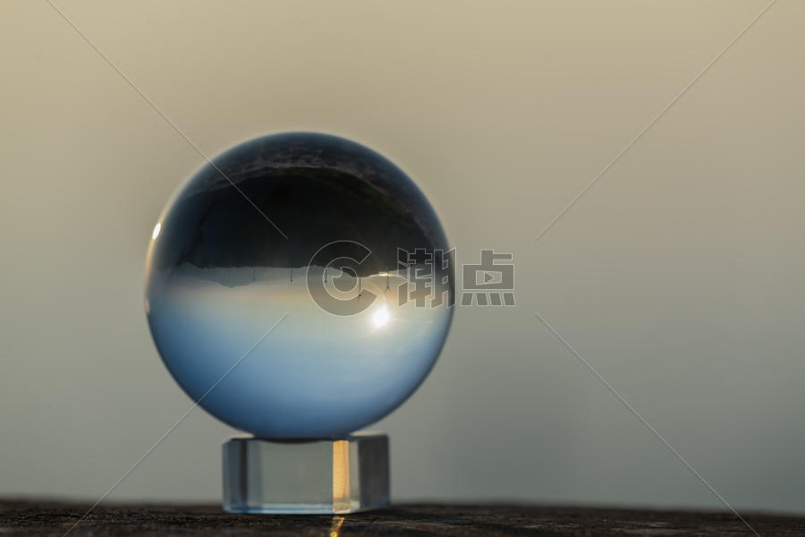 水晶球中的风景图片素材免费下载