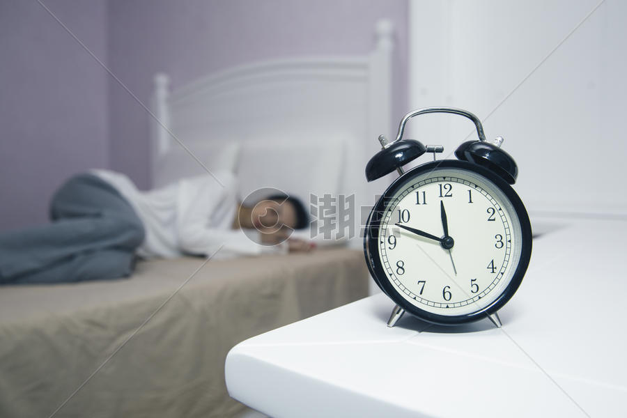 年轻女性在卧室睡觉图片素材免费下载