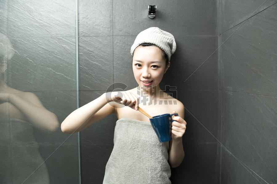 女子浴室刷牙图片素材免费下载