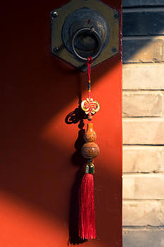 大红门上的门环和挂坠图片素材免费下载