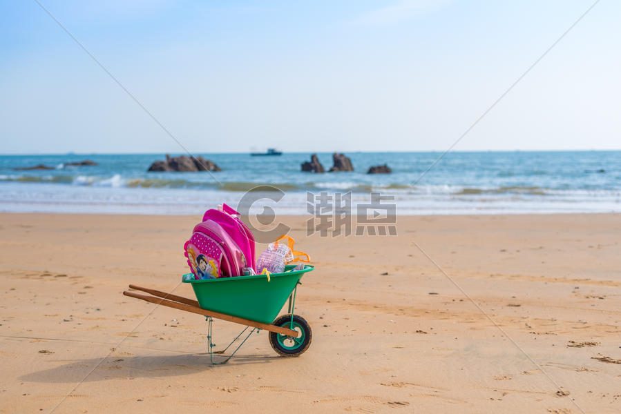 青岛海滨儿童玩沙工具图片素材免费下载