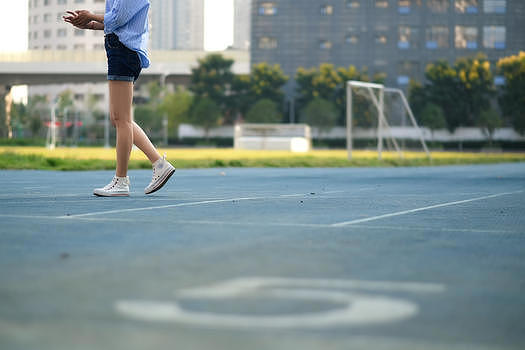 学校操场散步的女子图片素材免费下载